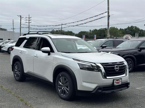 2025 Nissan Pathfinder SV