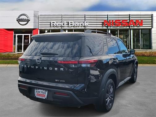 2024 Nissan Pathfinder SV
