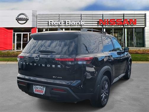 2024 Nissan Pathfinder SV