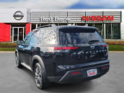 2024 Nissan Pathfinder SV