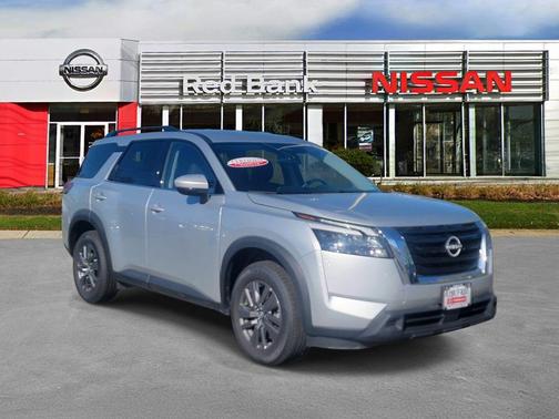Brilliant Silver Metallic 2024 Nissan Pathfinder SV