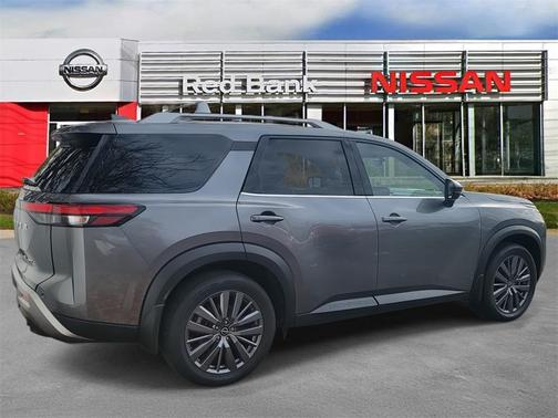 2024 Nissan Pathfinder SL