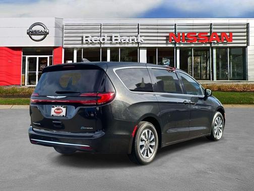 Brilliant Black Crystal Pearlcoat 2023 Chrysler Pacifica Hybrid Touring L