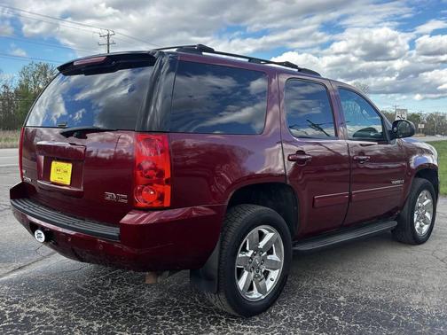 Red 2009 GMC Yukon SLE