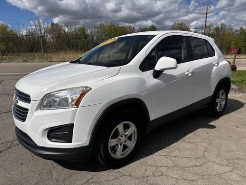 White 2016 Chevrolet Trax LS
