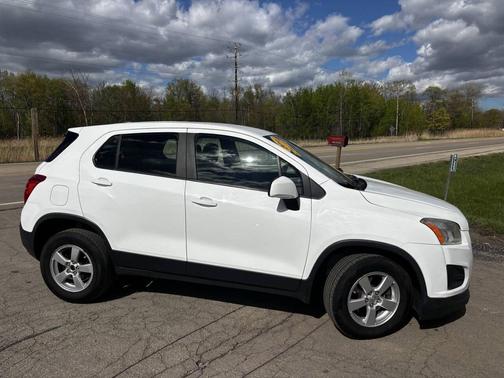 White 2016 Chevrolet Trax LS