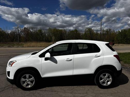 White 2016 Chevrolet Trax LS