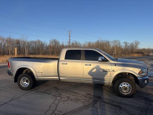 2018 RAM 3500 Laramie Limited 4x4 4dr Crew Cab 8 ft. LB DRW Pickup