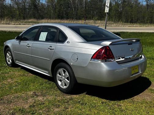 Silver 2009 Chevrolet Impala LT