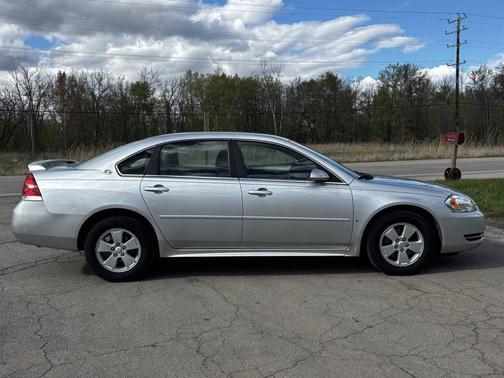 Silver 2009 Chevrolet Impala LT