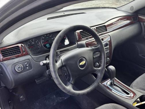 Silver 2009 Chevrolet Impala LT