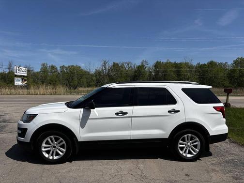 White 2016 Ford Explorer Base