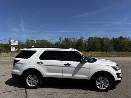 White 2016 Ford Explorer Base