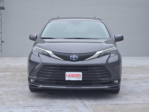 2025 Toyota Sienna XLE