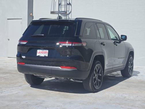 2026 Jeep Grand Cherokee Laredo Altitude