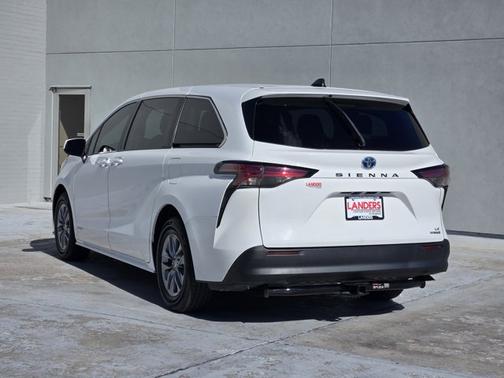 2021 Toyota Sienna LE 8 Passenger