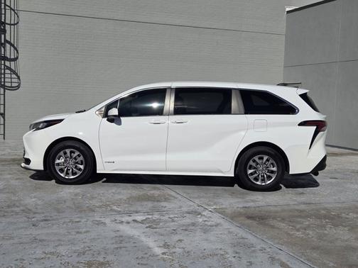 2021 Toyota Sienna LE 8 Passenger