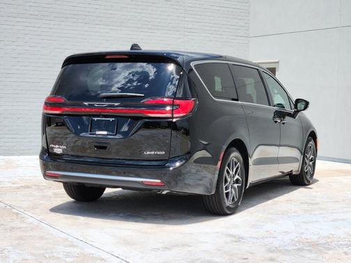 Diamond Black Crystal Pearlcoat 2027 Chrysler Pacifica Limited