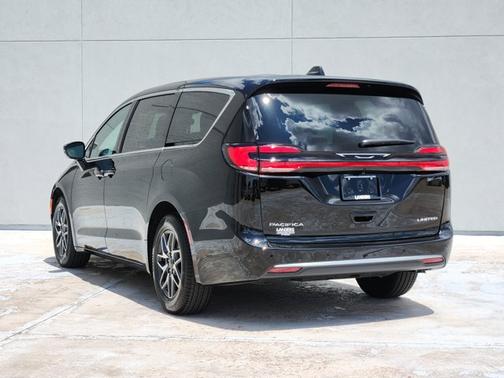 Diamond Black Crystal Pearlcoat 2027 Chrysler Pacifica Limited