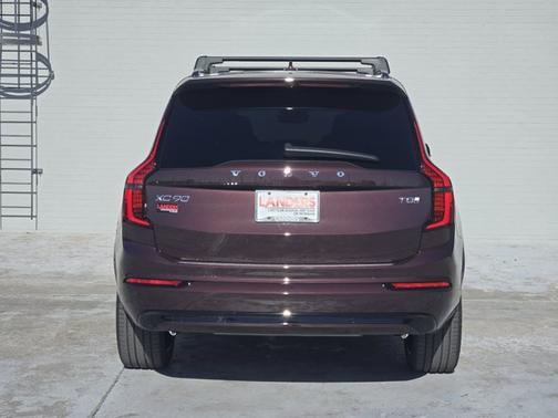 2026 Volvo XC90 Plug-In Hybrid Ultra Dark Theme