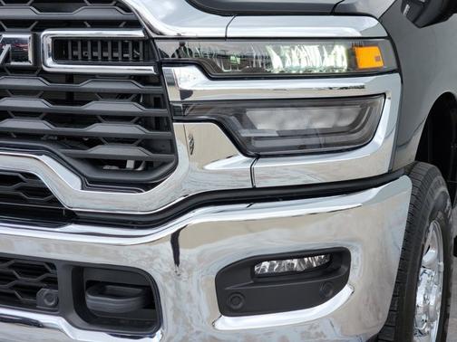 Diamond Black Crystal Pearlcoat 2026 RAM 2500 Tradesman