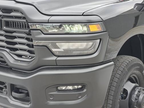 Diamond Black Crystal Pearlcoat 2026 RAM 3500 Tradesman