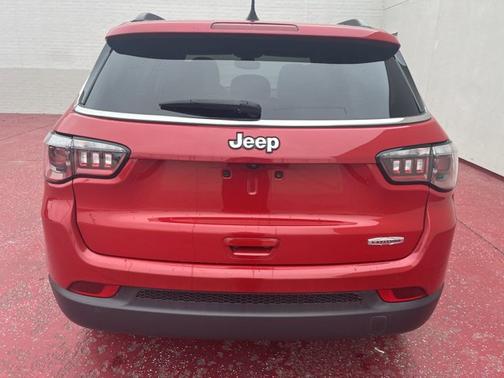 Photo 5 of 21 of 2019 Jeep Compass Latitude w/Sun/Wheel Pkg