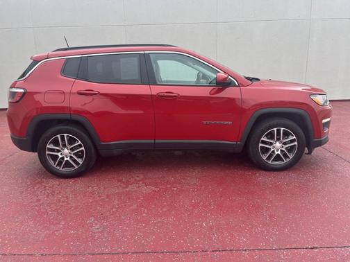 Photo 4 of 21 of 2019 Jeep Compass Latitude w/Sun/Wheel Pkg