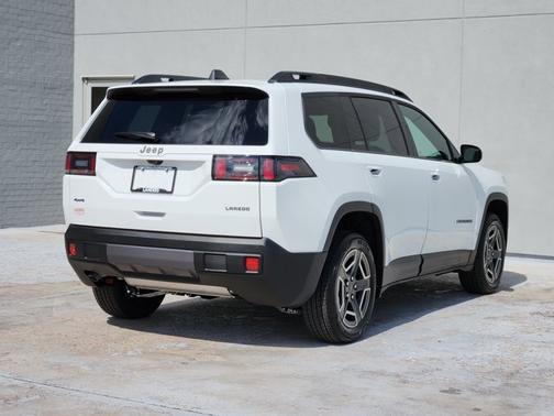 Bright White Clearcoat 2026 Jeep Cherokee Laredo