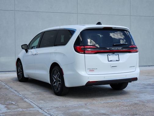Bright White Clearcoat 2027 Chrysler Pacifica Limited