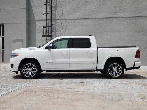 Ivory White Tri-Coat Pearlcoat 2025 RAM 1500 Tungsten
