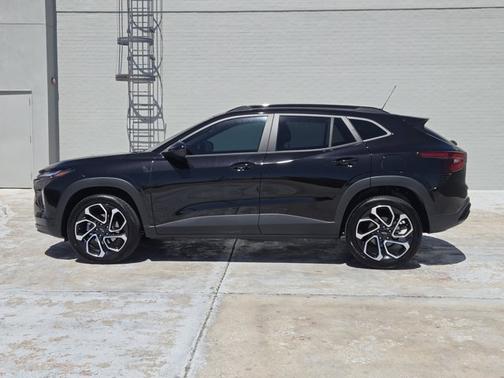 Mosaic Black Metallic 2025 Chevrolet Trax 2RS