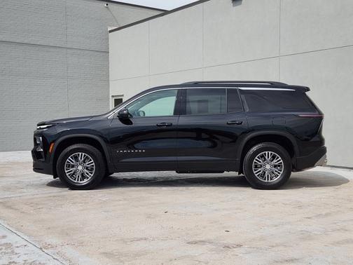 Mosaic Black Metallic 2024 Chevrolet Traverse FWD LT