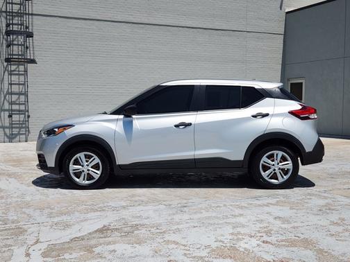 Brilliant Silver Metallic 2020 Nissan Kicks S