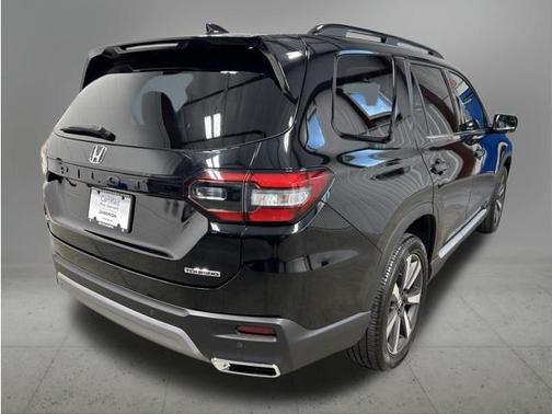 Crystal Black Pearl 2024 Honda Pilot Touring 8-Passenger