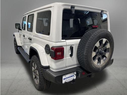 Bright White Clearcoat 2022 Jeep Wrangler Unlimited Sahara