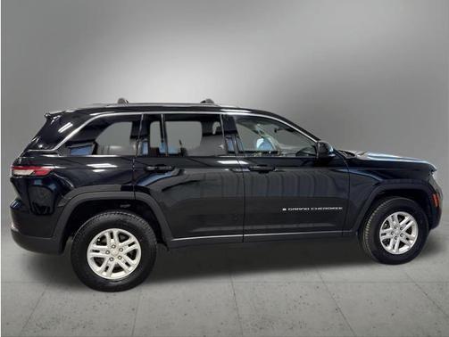 Diamond Black Crystal Pearlcoat 2023 Jeep Grand Cherokee Laredo