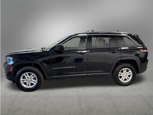 Diamond Black Crystal Pearlcoat 2023 Jeep Grand Cherokee Laredo