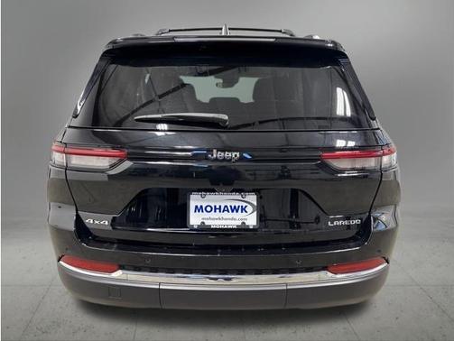 Diamond Black Crystal Pearlcoat 2023 Jeep Grand Cherokee Laredo
