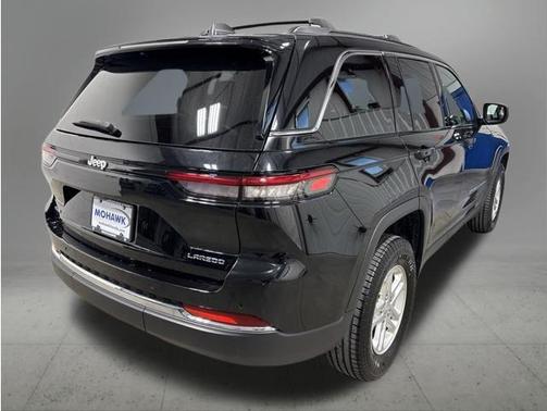 Diamond Black Crystal Pearlcoat 2023 Jeep Grand Cherokee Laredo