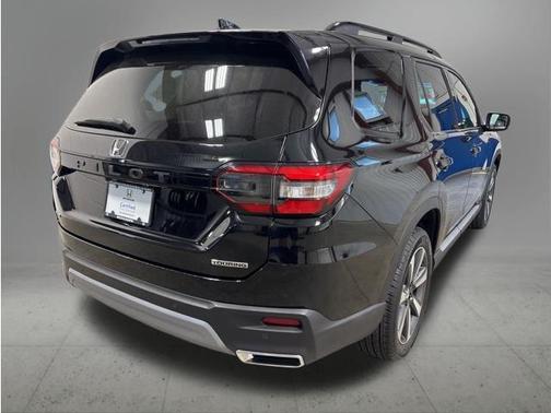 Crystal Black Pearl 2023 Honda Pilot Touring 8-Passenger