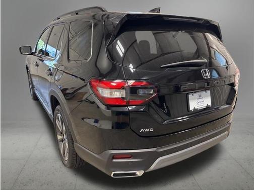 Crystal Black Pearl 2023 Honda Pilot Touring 8-Passenger
