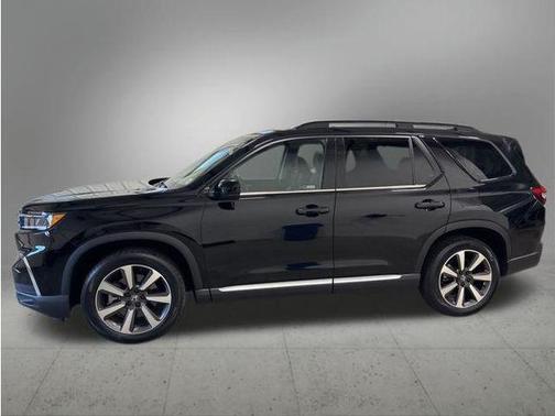 Crystal Black Pearl 2023 Honda Pilot Touring 8-Passenger