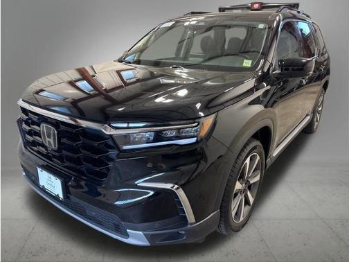 Crystal Black Pearl 2023 Honda Pilot Touring 8-Passenger