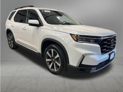 Platinum White Pearl 2023 Honda Pilot Touring 8-Passenger