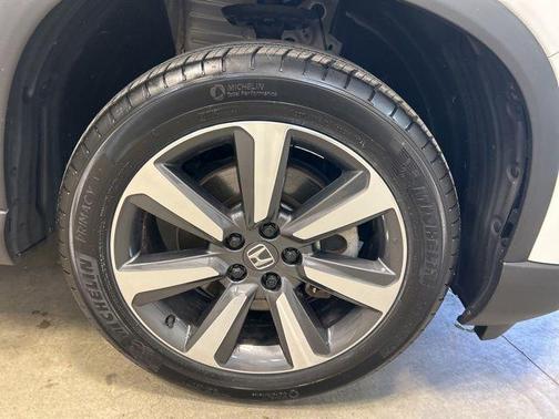 Platinum White Pearl 2023 Honda Pilot Touring 8-Passenger