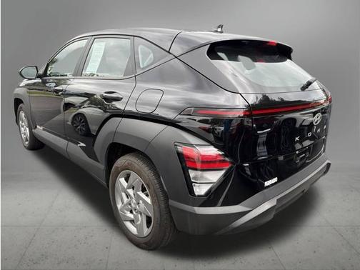 Abyss Black Pearl 2025 Hyundai KONA SE