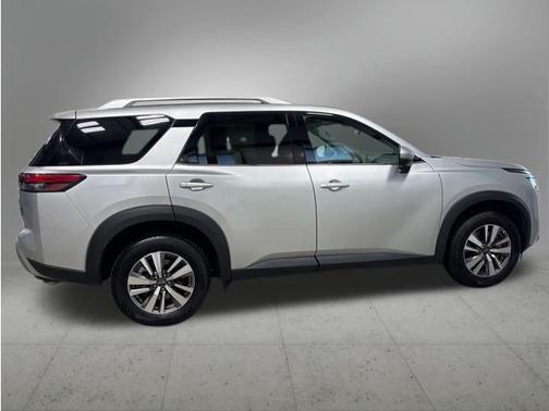 Brilliant Silver Metallic 2025 Nissan Pathfinder SL 4WD