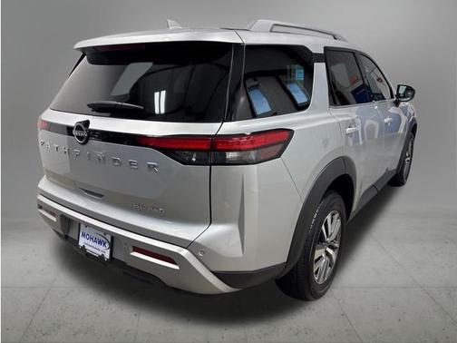 Brilliant Silver Metallic 2025 Nissan Pathfinder SL 4WD