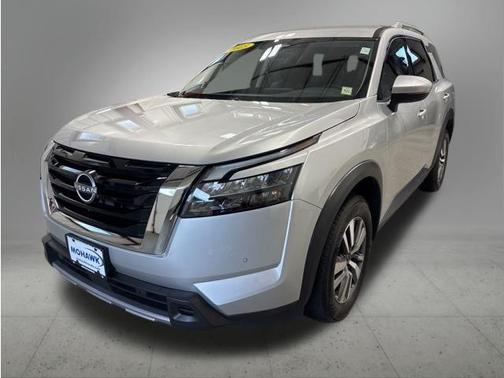Brilliant Silver Metallic 2025 Nissan Pathfinder SL 4WD